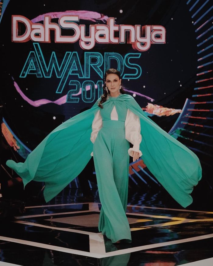 Tampil kembali sebagai host di acara musik Dahsyat, kali ini Luna Maya terlihat begitu memukau.