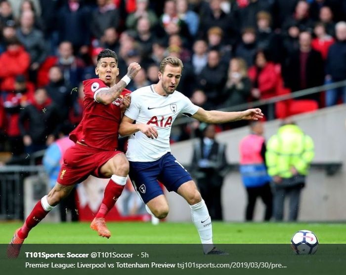 Striker Liverpool, Roberto Firmino terlibat  perebutan bola dengan Harry Kane