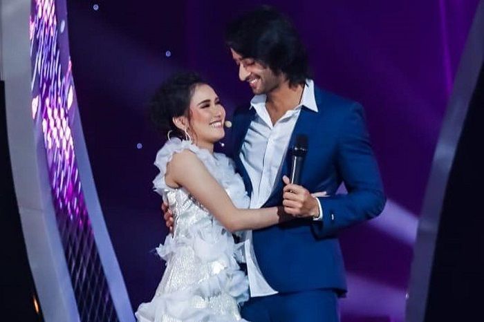 Saling Minta Maaf dan Pelukan di Atas Panggung, Ayu Ting Ting dan Shaheer Sheikh Hebohkan Media Internasional