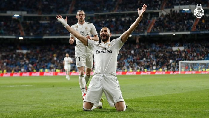 Striker Real Madrid, Karim Benzema, meayakan golnya ke gawang Huesca dalam partai Liga Spanyol di Estadio Santiago Bernabeu, Minggu (31/3/2019)