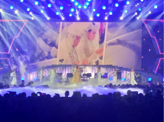 Syahrini menyanyikan lagu Restu di kawasan ICE BSD, Tangerang Selatan (31/3/2019).
