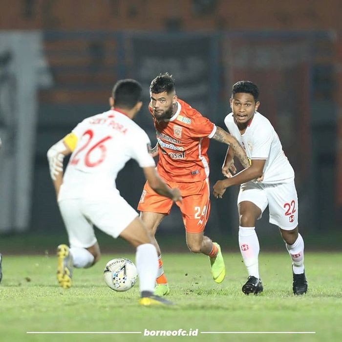 Bek Borneo FC, Diego Michiels, berebut bola dengan pemain Barito Putera pada laga uji coba di Stadion Segiri, Samarinda, Minggu (31/3/2019).