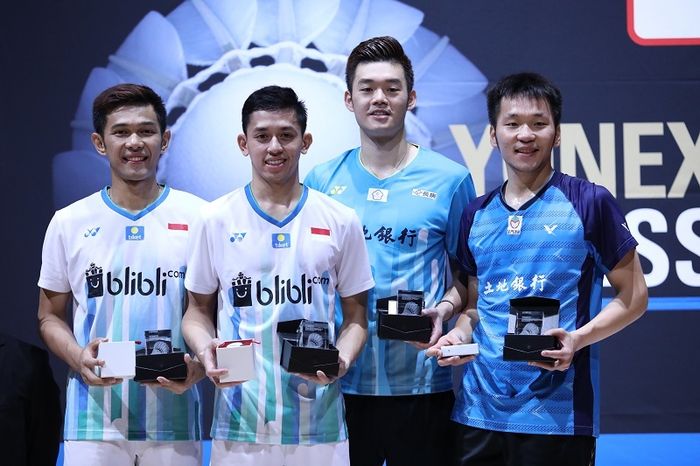 Pasangan ganda putra Taiwan, Lee Yang/Wang Chi Lin (jersey biru) berpose dengan Fajar Alfian/Muhammad Rian Ardianto setelah menjadi runner up Swiss Open di St Jakobshalle, Basel, Minggu (17/3/2019).