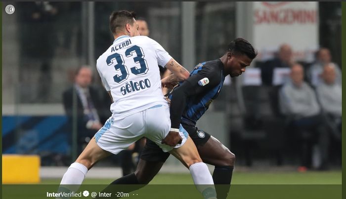 Striker Inter Milan, Keita Balde, berduel dengan bek Lazio, Francesco Acerbi, pada laga pekan ke-29 Liga Italia, Minggu (31/3/2019) di Stadion Giuseppe Meazza.