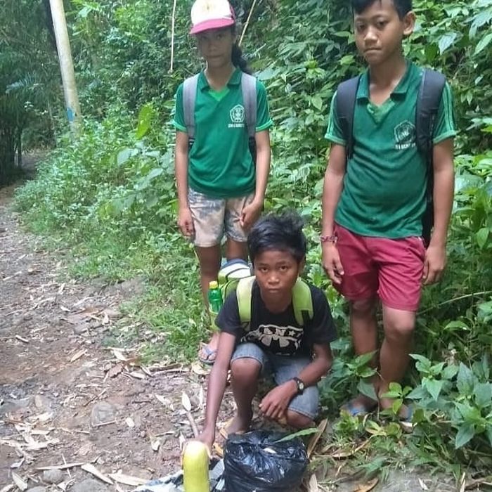 Viral, bocah SD ke sekolah bawa jagung untuk bekal jalan kaki selama 3 Jam hingga menumpang tidur di rumah warga  