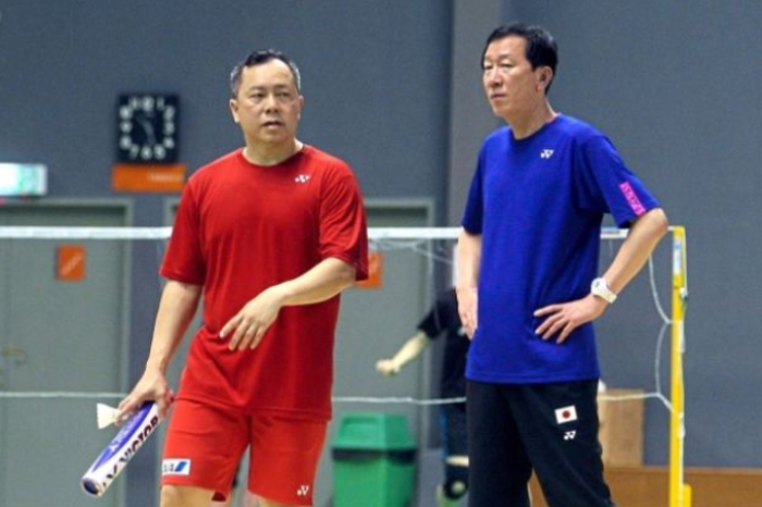 Tan Kim Her (kiri) bersama Park Joo-bong saat melatih timnas bulu tangkis Jepang di Academy Badminton Malaysia di Bukit Kiara, Malaysia, Minggu (31/3/2019).