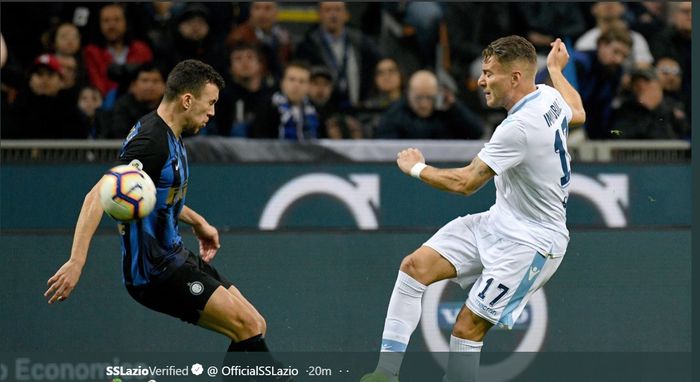 Ivan Perisic (Inter Milan) berduel dengan Ciro Immobile (AC Milan) pada pekan ke-29 Liga Italia, Minggu (31/3/2019) di Stadion Giuseppe Meazza.