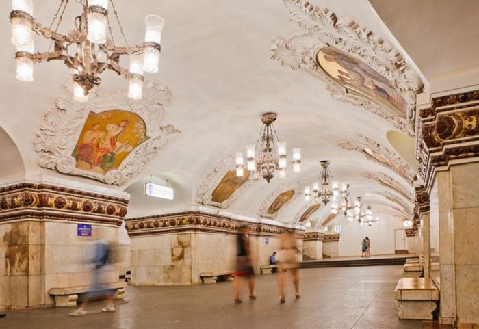 Suasana di stasiun kereta bawah tanah di Moscow.