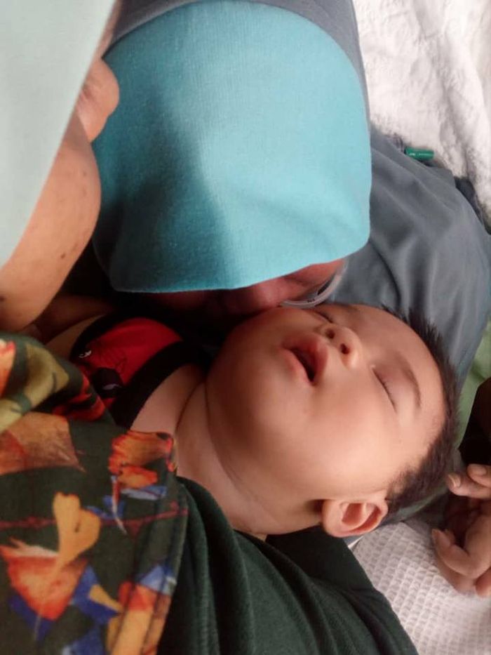 Nur Fadila akhirnya merasakan sentuhan <a href='https://bogor.tribunnews.com/tag/bayi' title='bayi'>bayi</a>nya untuk pertama kalinya setelah mengalami <a href='https://bogor.tribunnews.com/tag/koma' title='koma'>koma</a> selama lima bulan pasca <a href='https://bogor.tribunnews.com/tag/melahirkan' title='melahirkan'>melahirkan</a>.