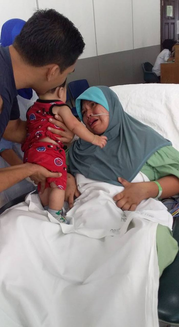 Nur Fadila akhirnya merasakan sentuhan bayinya untuk pertama kalinya setelah mengalami koma selama lima bulan pasca melahirkan. 