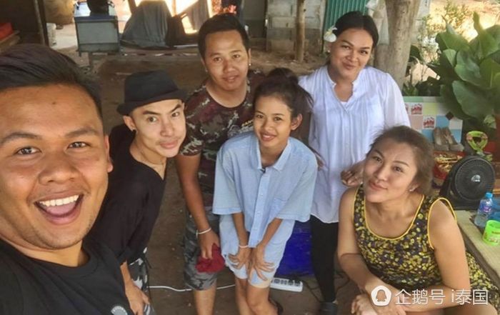 Tim fotografer yang akan merias ulang Darika.