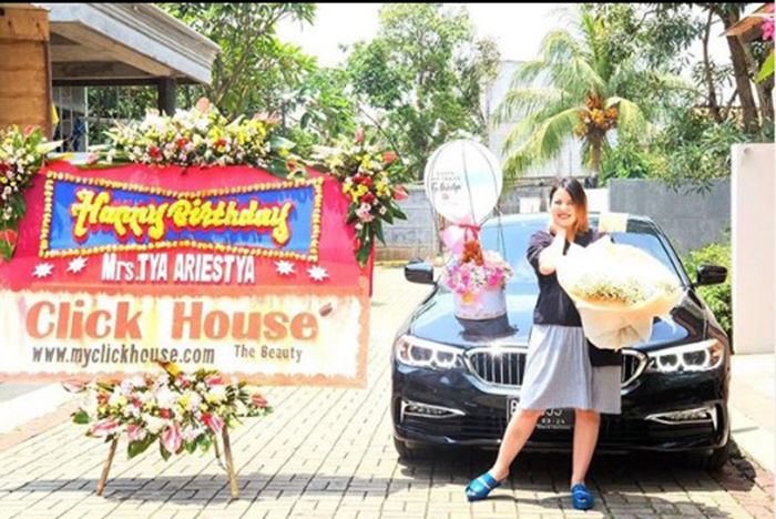 Rayakan Ulang Tahun Di Restoran, Kado Super Mahal Dari Suami Sampai Bikin Tya Ariestya Tak Bisa Bicara