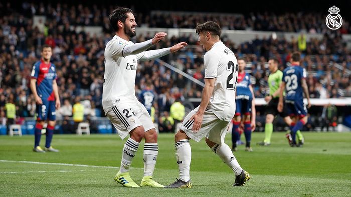 Gelandang Real Madrid, Isco Alarcon merayakan golnya bersama Brahim Diaz dalam laga pekan ke-29 Liga Spanyol kontra SD Huesca di Stadion Santiago Bernabeu, 31 Maret 2019.