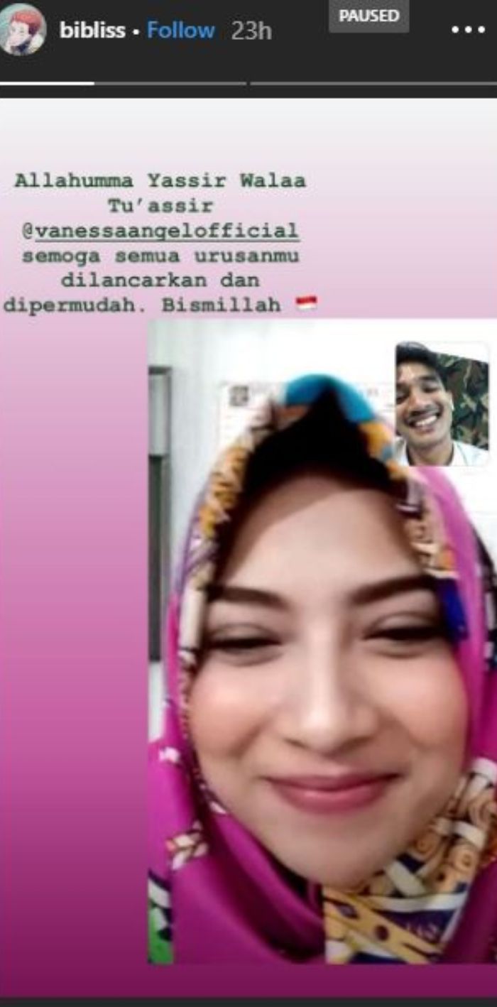Vanessa Angel tampil berhijab.