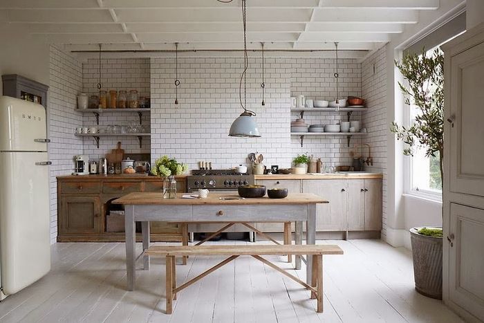 Desain dapur fungsional dengan peralatan lengkap memasak.