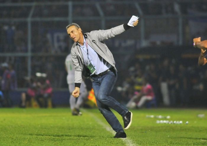 Pelatih Arema FC, Milomir Seslija, meluapkan rasa bahagia setelah timnya menang telak 3-0 atas Kalteng Putra di semifinal Piala Presiden 2019.
