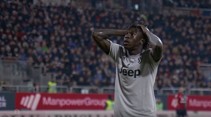 Striker muda Juventus, Moise Kean, memperlihatkan ekspresi kecewa seusai gagal memanfaatkan kesempatan emas membobol gawang tuan rumah Cagliari pada laga Liga Italia, Rabu (3/4/2019) di Stadion Sant'Elia.