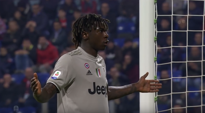 Penyerang Juventus, Moise Kean, berselebrasi di depan pendukung Cagliari setelah mencetak gol kedua bagi timnya pada laga Liga Italia Serie A, Rabu (3/4/2019) di Stadion Sant'Elia.