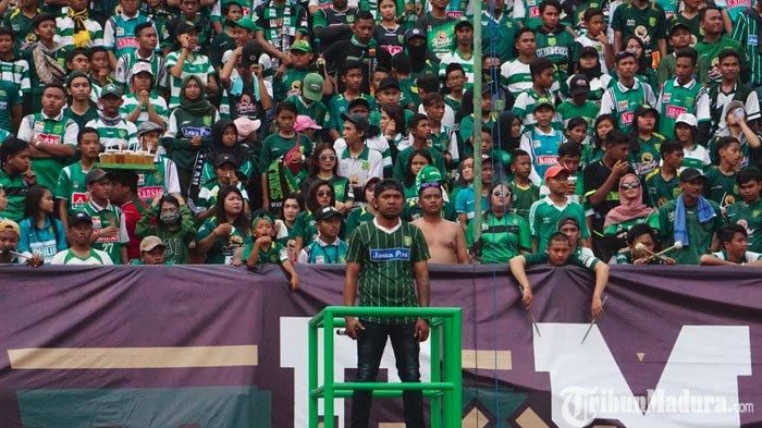 Bonek mengheningkan cipta saat mengenang Eri Irianto di Stadion Gelora Bung Tomo, Rabu (3/4/2019).