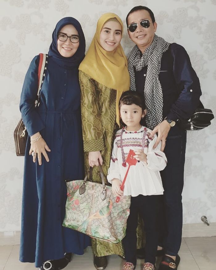 Kebersamaan Ayu Ting Ting dan keluarga