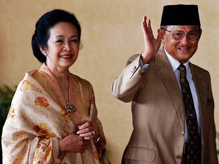 B.J Habibie dan ibu Hainun