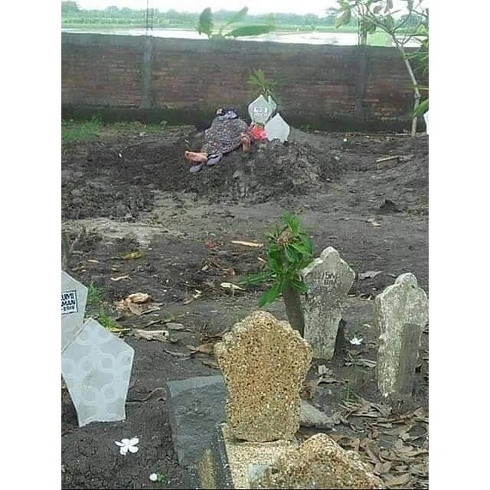 Viral, Kisah Pilu Seorang Ibu di Demak Tidur di Makam Anaknya yang Jadi Korban Tabrak Lari, Pelakunya Masih Buron Sampai Sekarang