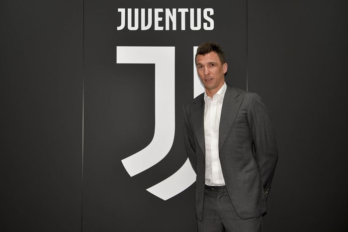 Penyerang Juventus, Mario Mandzukic, menandatangani perpanjangan kontrak pada Kamis, 4 April 2019.
