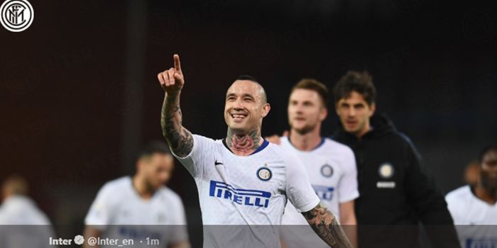 Radja Nainggolan merayakan kemenangan Inter Milan atas Genoa pada pertandingan pekan ke-30 Liga Italia di Stadion Luigi Ferraris, 3 April 2019.