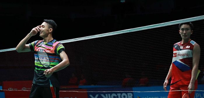 Pebulu tangkis tunggal putra Indonesia, Jonatan Christie, bereaksi setelah mengalahkan Kento Momota (Jepang) pada laga babak kedua Malaysia Open 2019 di Axiata Arena, Bukit Jalil, Kuala Lumpur, Kamis (4/4/2019).