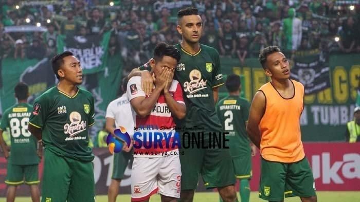 Andik Vermansah meneteskan air mata usai ikut menyanyikan Song for Pride di Stadion GBT usai laga Persebaya Surabaya Vs Madura United di semifinal Piala Presiden 2019 