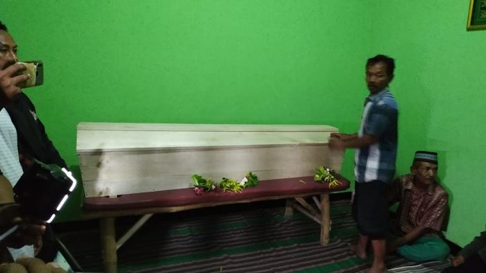 Jenazah Budi Hartanto yang tewas termutilasi tanpa kepala di dalam koper disemayamkan di rumah keluarga.