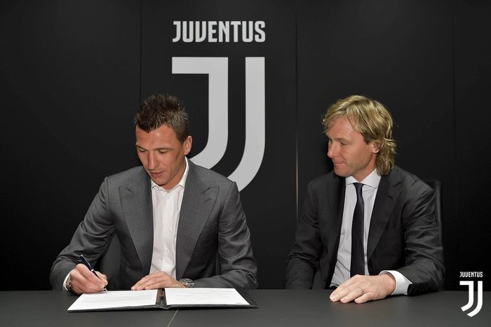 Mario Mandzukic menandatangani kontrak baru bersama Wakil Presiden Juventus, Pavel Nedved, pada Kamis (4/4/2019).