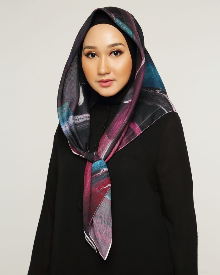 Tampil chic dengan hijab warna hitam ala Dian Pelangi