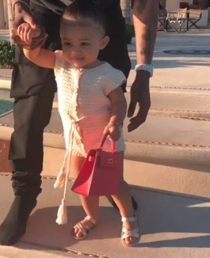 Kaya Dari Lahir Anak Kylie Jenner Baby Stormi Pakai Tas Ratusan
