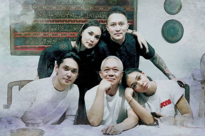 Tak Hanya Adinia Wirasti Pria Tampan Ini Ternyata Juga Adik Sara Wijayanto Semua Halaman Nova
