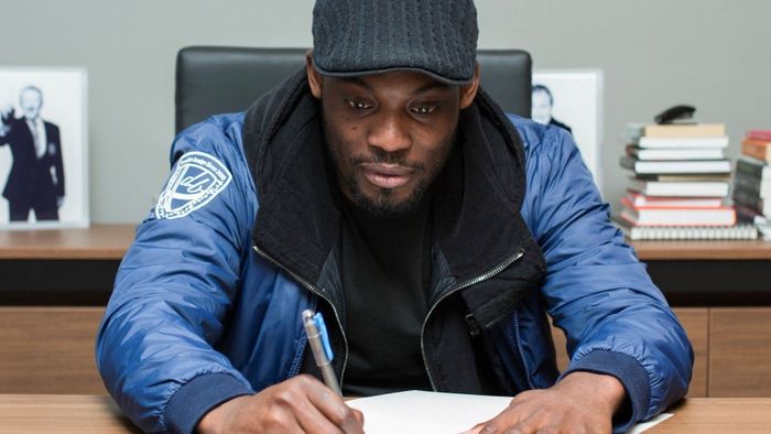 Gelandang Michael Essien saat menandatangani kontrak dengan klub Liga Azerbaijan, Sabail FK pada 16 Maret 2019.