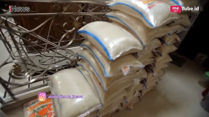 Tumpukan beras di rumah Mamah Dedeh