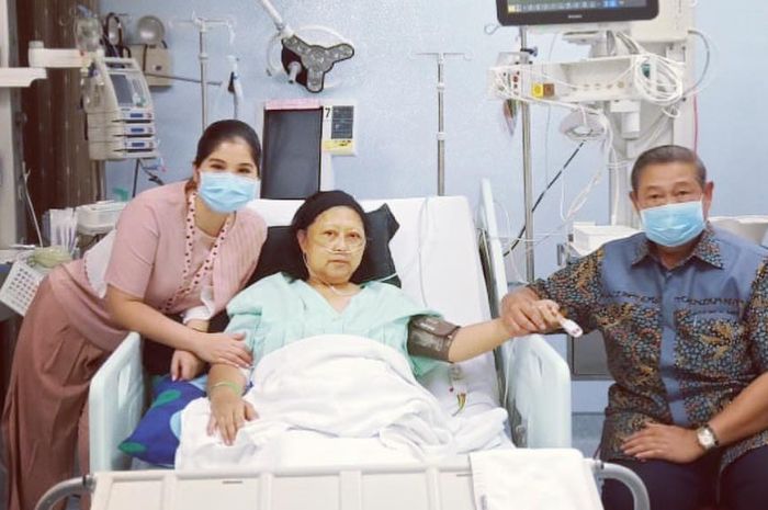 Ani Yudhoyono sempat dilarikan ke ICU National University Hospital, Singapura. <a href='https://pontianak.tribunnews.com/tag/annisa-pohan' title='Annisa Pohan'>Annisa Pohan</a> pun mengungkap fakta di balik kondisi sang Ibu Mertua.