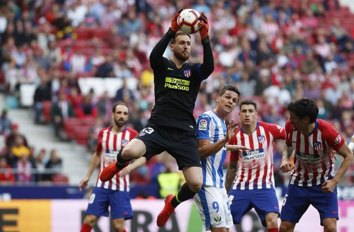 Kiper Atletico Madrid, Jan Oblak, menangkap bola dalam laga Liga Spanyol.