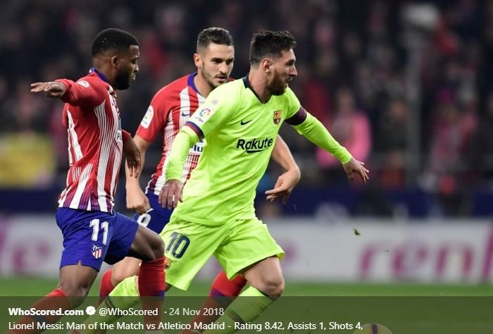 Lionel Messi diapit dua pemain Atletico Madrid, Thomas Lemar dan Koke pada pertemuan pertama di Liga Spanyol musim 2018-2019.