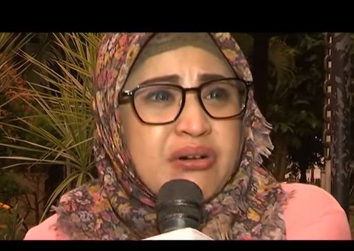 Wirdha menangis  mengapa ia yang malah disalahkan dalam perseteruannya dengan Elvy Sukaesih