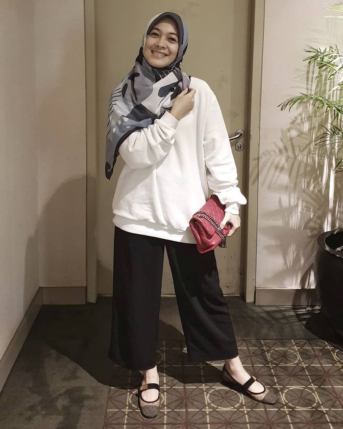 Padu Padan Sweater Hijab ala Dian Ayu 