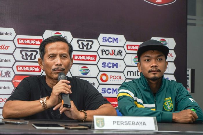 Pelatih Persebaya Surabaya, Djadjang Nurdjaman (Djanur), memberikan komentar saat sesi konferensi pers sebelum pertandingan timnya melawan Madura United pada leg kedua semifinal Piala Presiden 2019 di Stadion Gelora Ratu Pamelingan, Madura, Sabtu (6/4/2019).