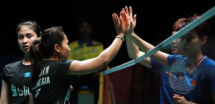 Ni Ketut Mahadewi Istarani/Rizki Amelia Pradipta berjabat tangan dengan Du Yue/Li Yinhui (China) usai menjalani laga perempat final Malaysia Open 2019