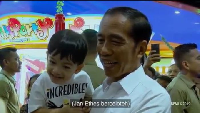 Presiden Jokowi bersama cucunya, Jan Ethes