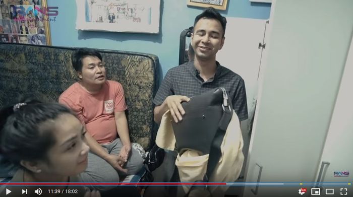 Raffi Ahmad memberikan hadiah tas branded puluhan juta untuk sang asisten