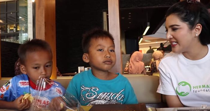 Ashanty ajak Putra dan adiknya untuk berbuka puasa bersama