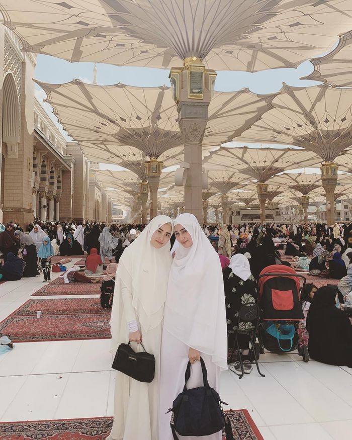 Ayu Ting Ting mengenakan gamis polos dan hijab syar'i bahan sifon serba putih saat Umrah