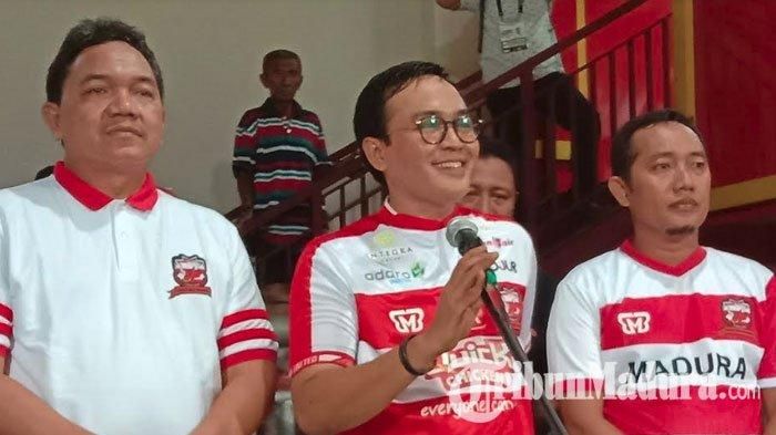 Bupati Pamekasan, Baddrut Tamam saat menyampaikan sambutan di Stadion Gelora Madura Ratu Pamelingan Pamekasan, Sabtu (6/4/2019).