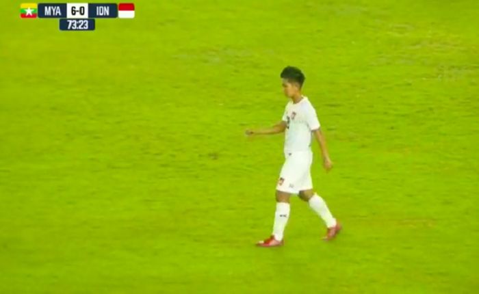 Yee Yee Oo mencetak gol ketiganya untuk Myanmar ke gawang Timnas Putri Indonesia.